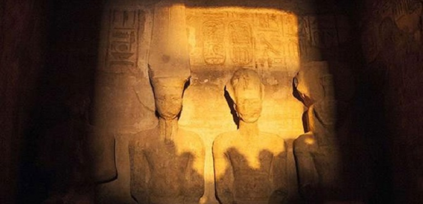 الآثار تهدي الاثنين “حقيبة تذكارية” للمشاركين في احتفال تعامد الشمس على معبد أبوسمبل