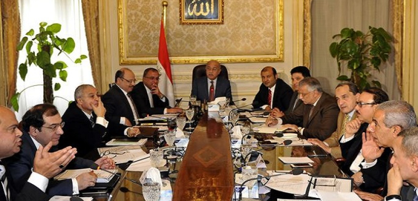 إسماعيل يجتمع بالمجموعة الاقتصادية لبحث مشروعات الحكومة