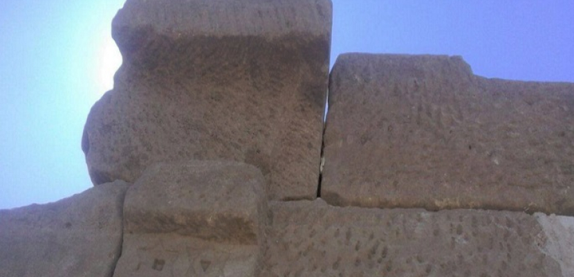 الآثار: إزالة الكتلة الحجرية المنقوش عليها “نجمتي داوود” بأسوان