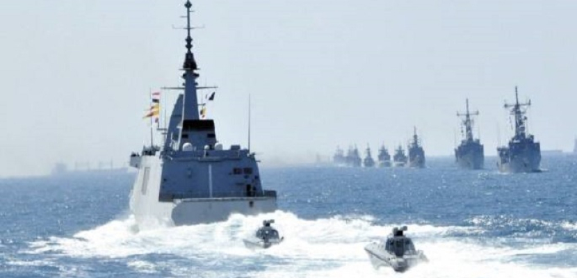 القوات البحرية المصرية والإماراتية والأمريكية ينفذون تدريبا مشتركا