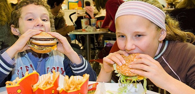 تحذيرات طبية من تناول الأطفال للوجبات السريعة