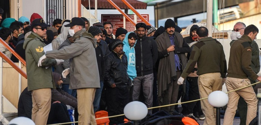 وصول أول سفينة تقل اللاجئين إلى ميناء ديكيلي التركي