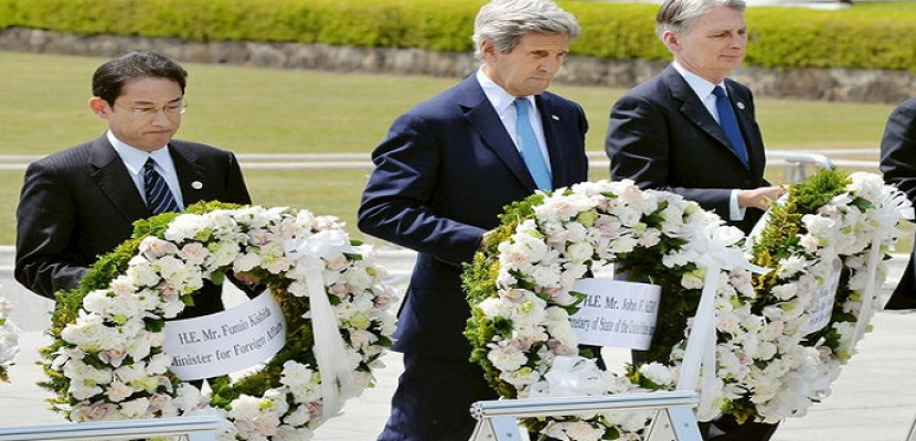 كيري يزور النصب التذكاري لضحايا الهجوم النووي الأمريكي على هيروشيما