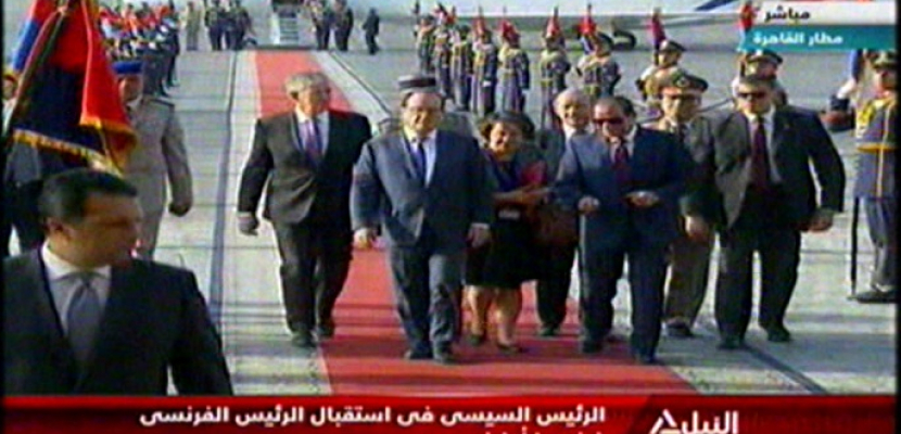 بالفيديو..السيسي يستقبل الرئيس الفرنسي فرانسوا أولاند في مطار القاهرة