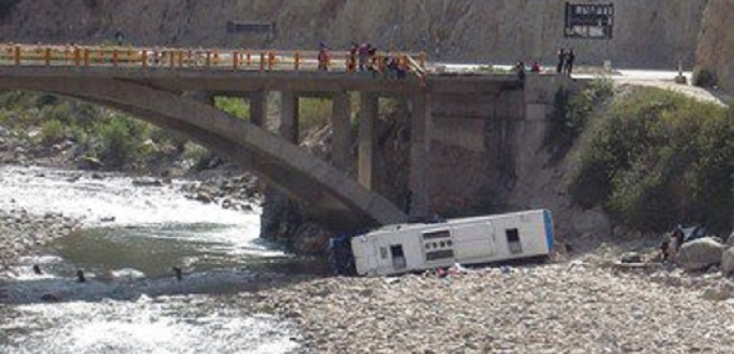 مقتل 23 شخصا في سقوط حافلة ركاب في نهر بالبيرو