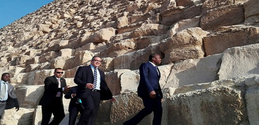رئيس توجو يزور منطقة الأهرامات الأثرية ويشيد بعبقرية بناء هرم خوفو