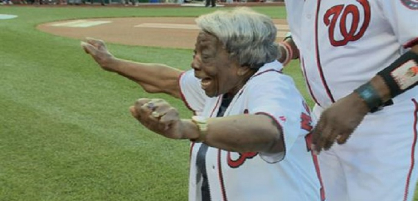 أمريكية عمرها 107 أعوام تحضر لأول مرة في حياتها مباراة بيسبول