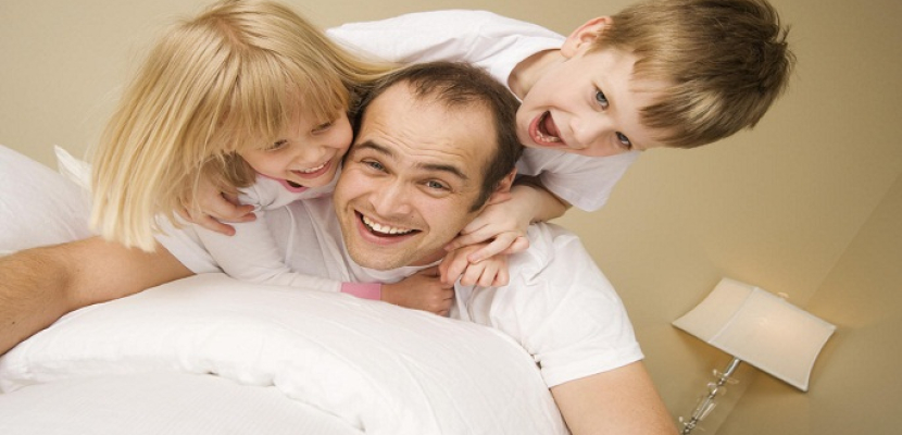 دراسة: لعب الأب مع أبنائه يحسن صحتهم النفسية والسلوكية