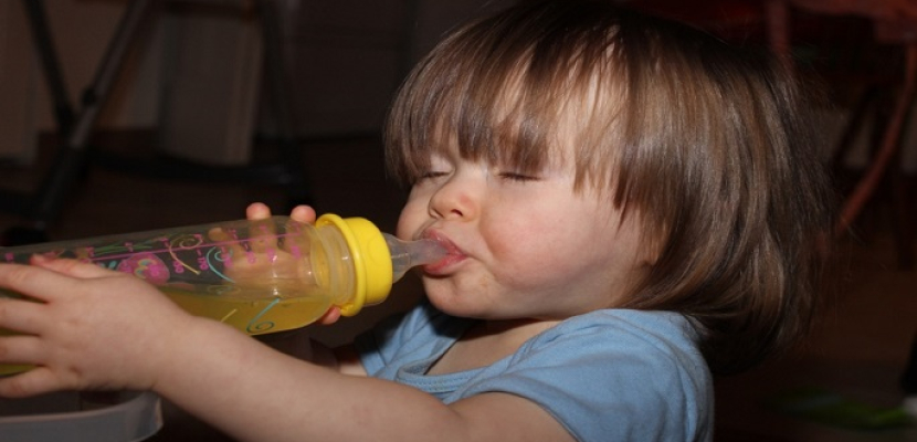 عصير التفاح المخفف أفضل علاج لحالات الجفاف عند الأطفال