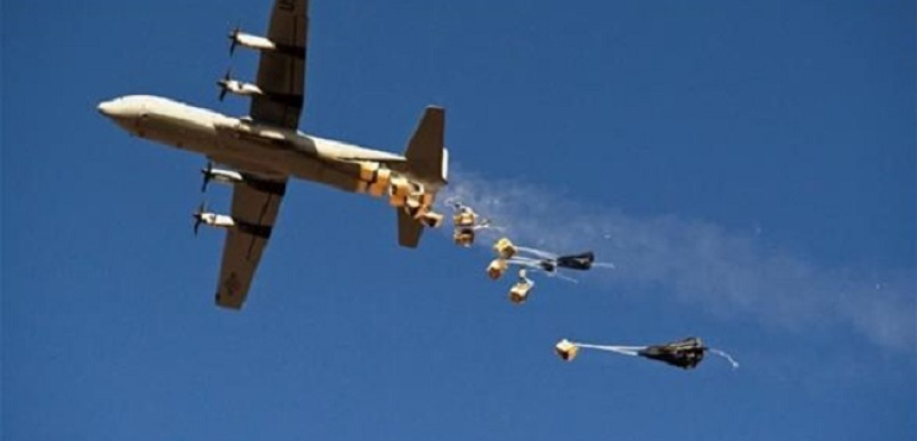 طائرات روسية تسقط مساعدات إنسانية على دير الزور السورية