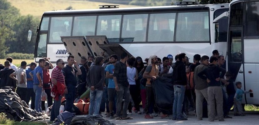 اليونان تبدأ إخلاء مخيم “ايدومينى” للاجئين على الحدود مع مقدونيا
