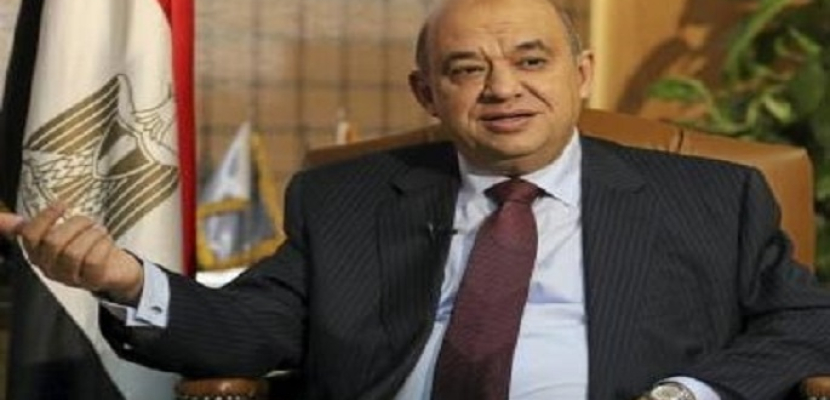 وزير السياحة يتدخل لحل أزمة المعتمرين في مطار القاهرة