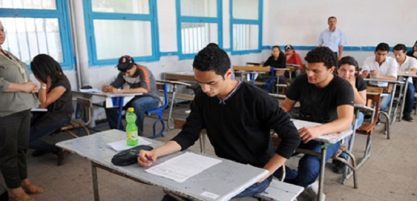 طلاب الثانوية العامة يؤدون امتحان اللغة الأجنبية الاولى دور ثان