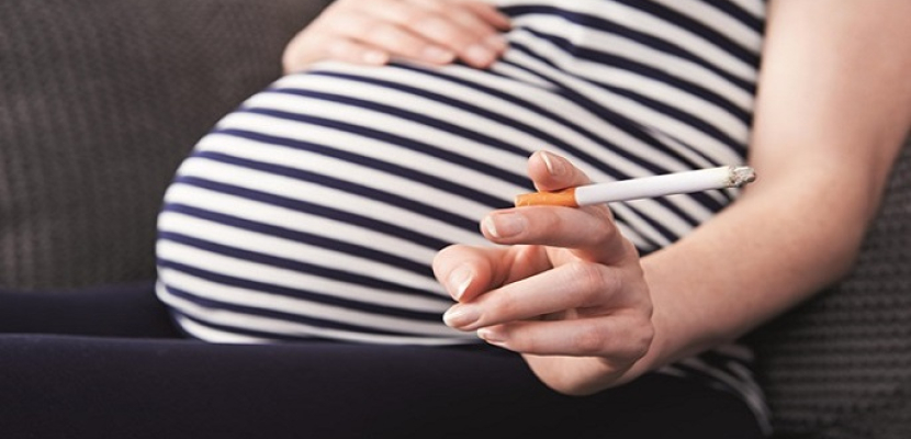تدخين الحامل يعرض جنينها لمشاكل في السمع
