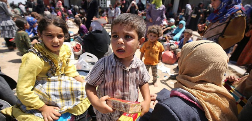 التايمز: آلاف العراقيين في العراء بلا ماء ولا غذاء