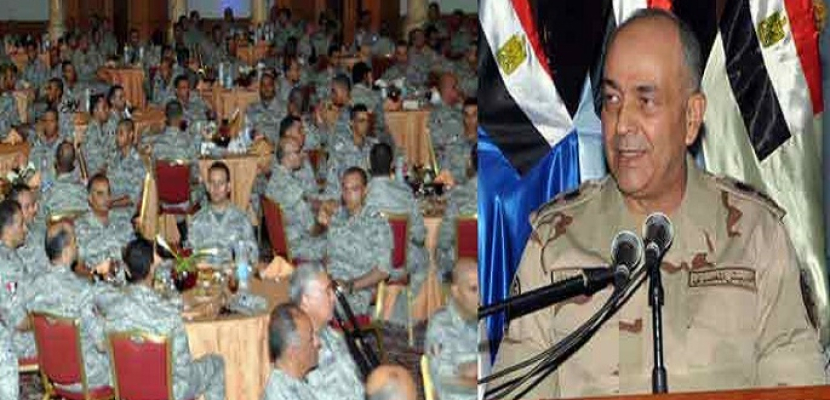 رئيس الأركان يشارك مقاتلى القوات الجوية وطلبة الكليات العسكرية الإفطار