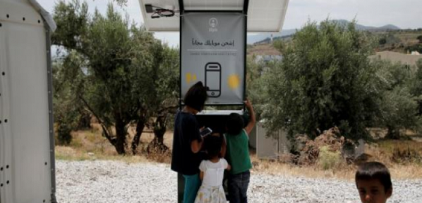 شواحن هواتف “شمسية” مجانية لمهاجرين باليونان