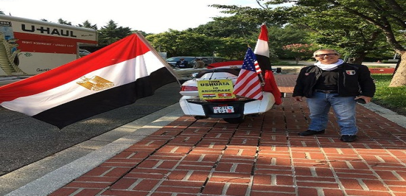 مغامر مصري يصل واشنطن بعد قطع 14 ألف كيلومتر بدراجة بخارية رافعا علم مصر
