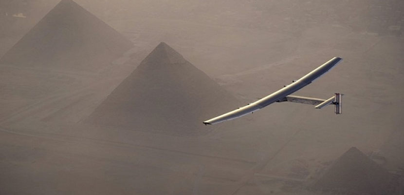سولار إمبالس 2 تهبط بمطار القاهرة بعد تحليقها فوق الأهرامات