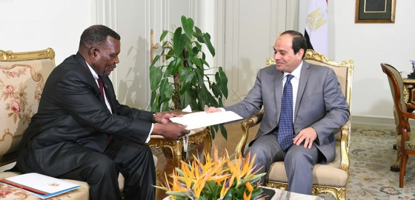 الرئيس السيسى يتسلم رسالة من رئيس مالاوى خلال استقباله وزير الرى