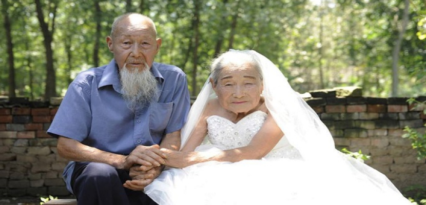 زوجان صينيان يحتفلان بعيد زواجهما الـ80 في جو رومانسي