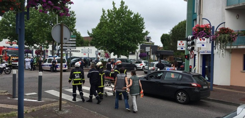 الشرطة الفرنسية تنهى عملية احتجاز رهائن داخل كنيسة .. ومقتل قس ومنفذى الهجوم