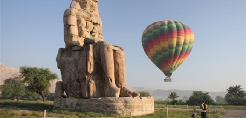 7 رحلات بالون طائر تقل 133 سائحاً للاستمتاع بمشاهدة الآثار الفرعونية بالأقصر