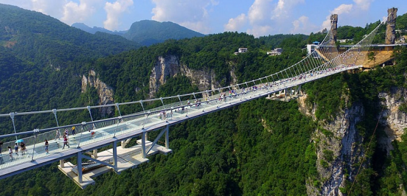 افتتاح أطول وأعلى جسر زجاجي للمشاة في العالم بالصين