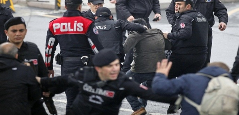 تركيا تأمر باعتقال 133 موظفا حكوميا فيما يتصل بمحاولة الانقلاب