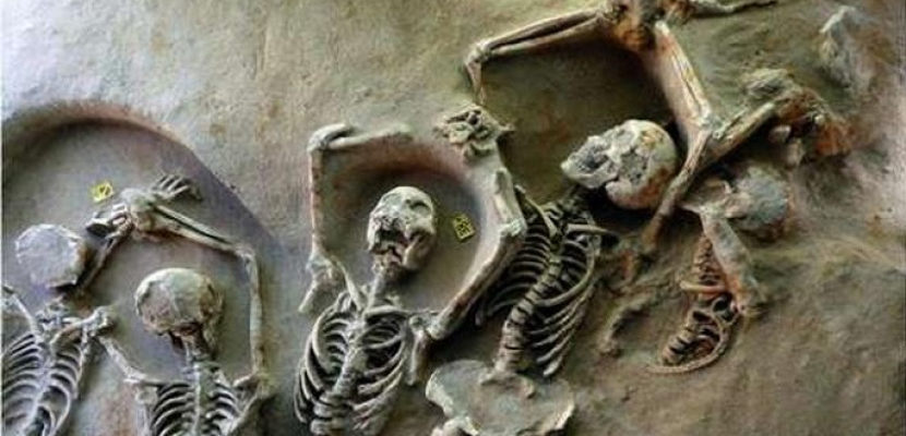 العثور على هياكل عظمية مقيدة الأيدي في مقبرة جماعية باليونان
