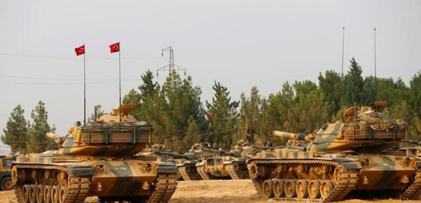 الجيش التركي ينشر دبابات ومركبات عسكرية في منطقة قرب الحدود العراقية