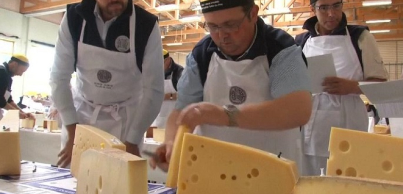 رغم شهرتها بأصنافها العالمية.. لأول مرة سويسرا تستورد الجبن