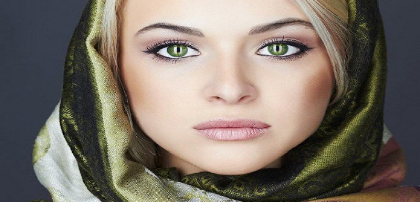 للمحجبات …مكياج ناعم للعيون الخضراء