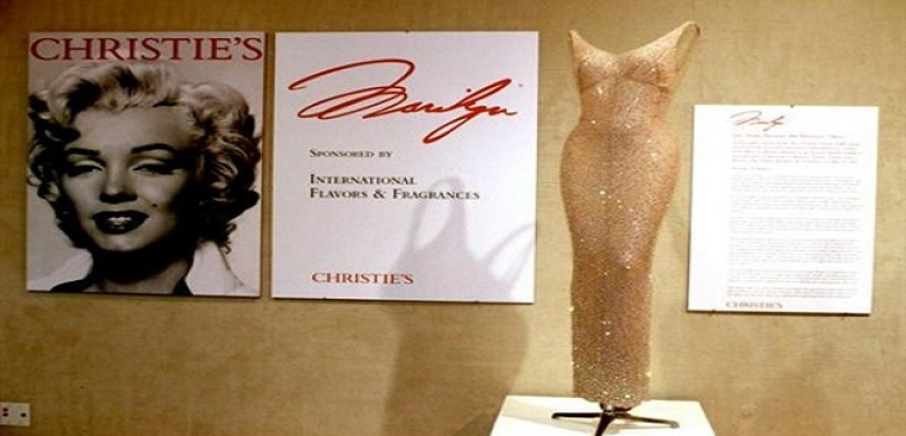بيع فستان مارلين مونرو الذي شهد غناءها للرئيس كيندي في المزاد