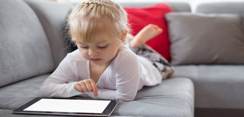 إفراط الأطفال في استخدام الإنترنت خطر في ظل جائحة كورونا