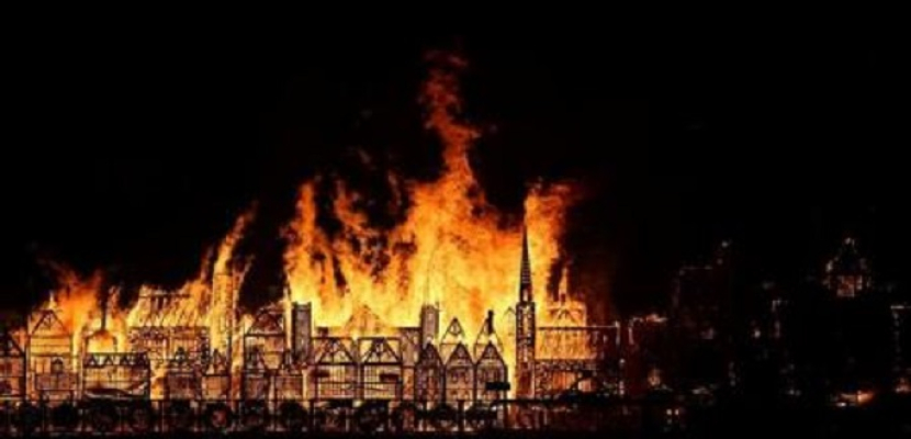 حرق نموذج خشبي مصغر للندن في القرن السابع عشر في ذكرى حريق