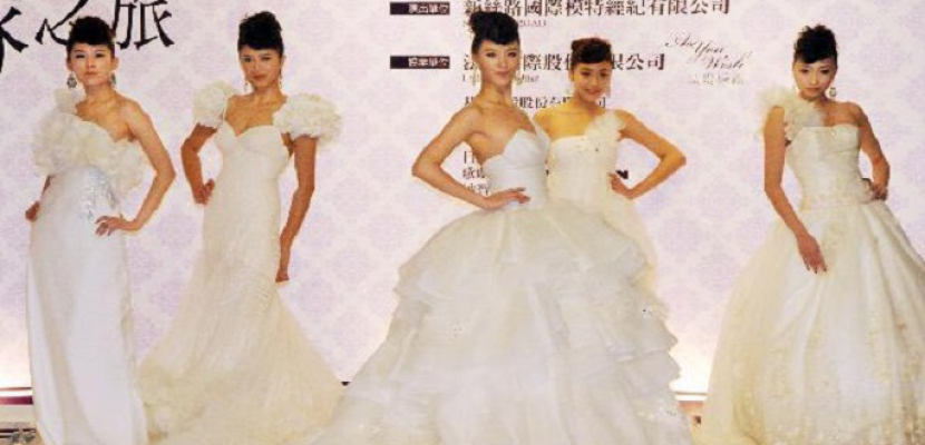 صينيات يحطمن الرقم القياسي لأكبر تجمع للنساء في فساتين الزفاف