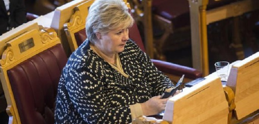 رئيسة وزراء النرويج تلعب “بوكيمون” خلال جلسة للبرلمان