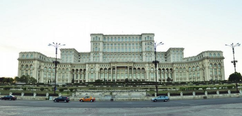 قصر الرئاسة في رومانيا يضاء باللون الوردي تضامناً مع مرضى السرطان