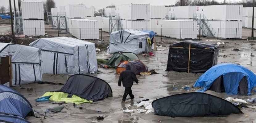 الإندبندنت : الشرطة الفرنسية تسرق هواتف المهاجرين لمنعهم من مغادرة معسكر كاليه