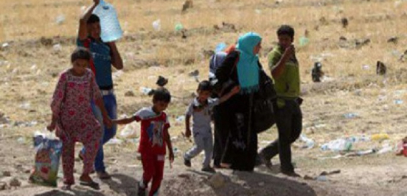 وصول مئات الأسر النازحة من الموصل العراقية إلى مخيم بمدينة الحسكة