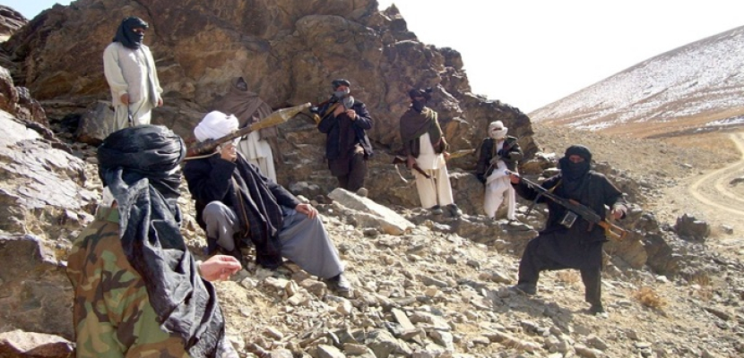 مقتل عشرات ونزوح آلاف واستسلام جنود في هجمات لطالبان بأفغانستان