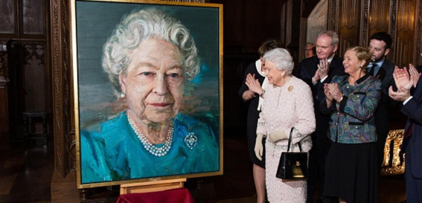 الملكة إليزابيث تكشف الستار عن لوحة لها في لندن