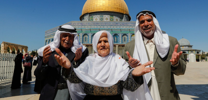 الخليج : الفلسطينيون يواجهون مشروع إسرائيلي يمنع الأذان بالقدس
