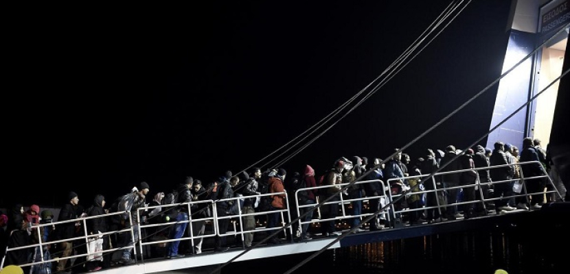 انتشال خمس جثث ومخاوف من غرق مئات المهاجرين قبالة ليبيا