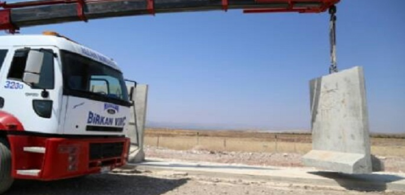 تركيا تبني جدارا عازلا على حدودها مع سوريا