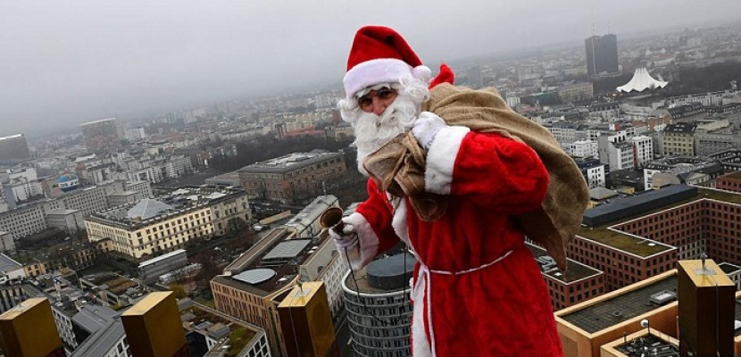 بابا نويل يهبط من فوق ناطحة سحاب في ألمانيا