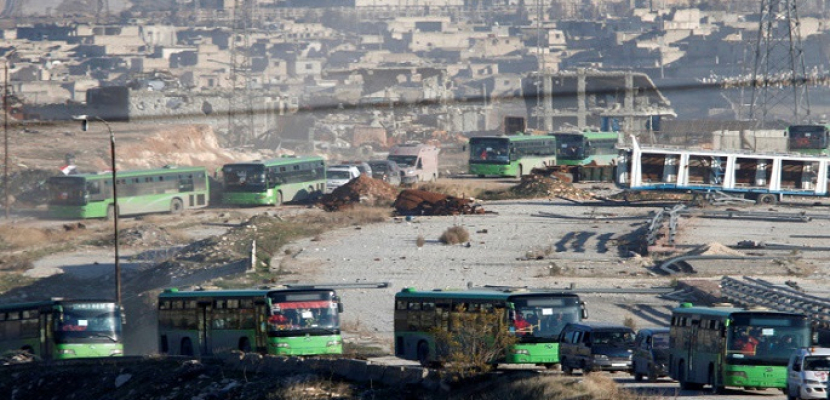 إجلاء مسلحين جرحى من مخيم اليرموك بسوريا