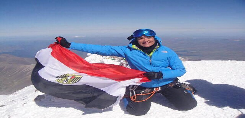 مصرية تصل لقمم أعلى جبال العالم