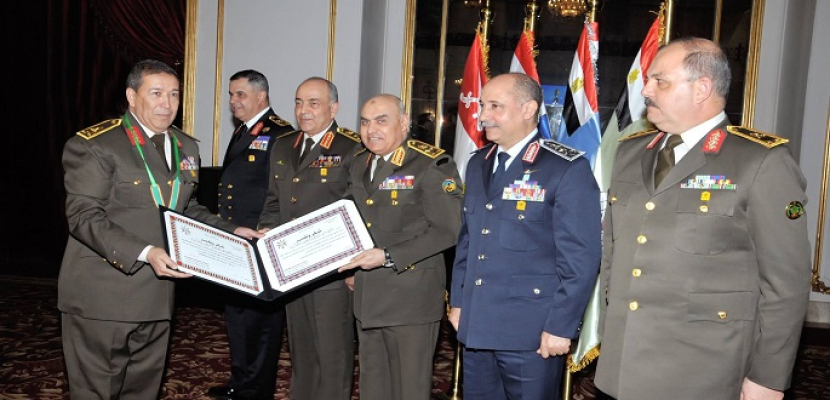 وزير الدفاع صبحى صالح يكرم قادة القوات المسلحة المحالين للتقاعد